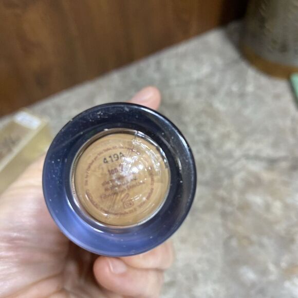 Stila Hide & Chic Fluid Foundation 1oz In Shade Tan 2 NWOB - Picture 3 of 5